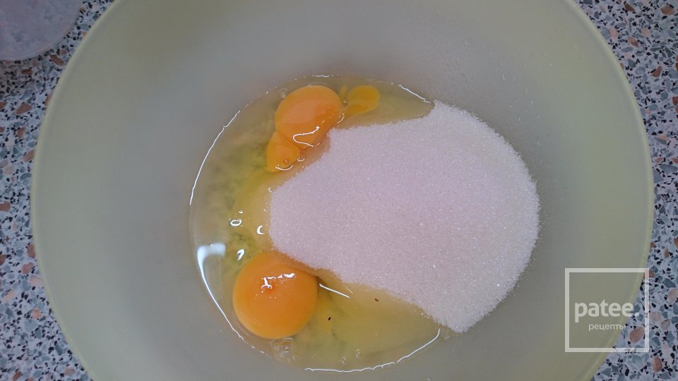 Шарлотка с корицей в мультиварке - Шаг 1