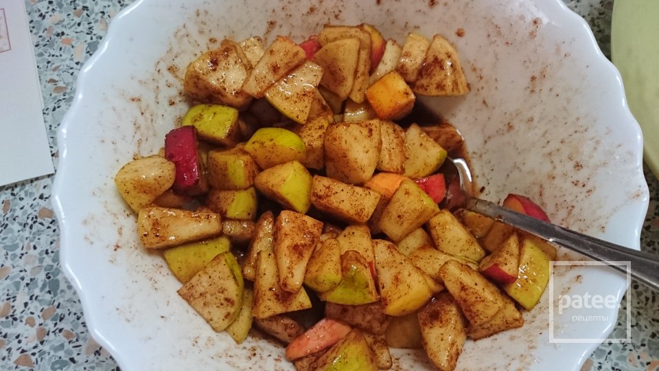 Шарлотка с корицей в мультиварке - Шаг 3