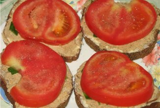 Бутерброды с печёночным паштетом,сыром Хохланд и помидорками