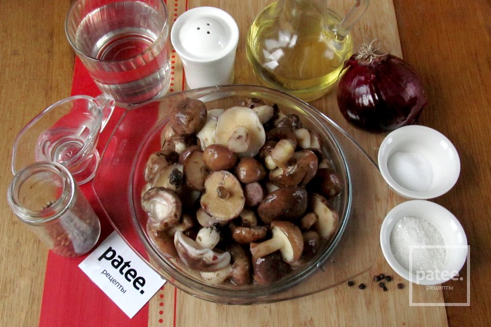 Маслята маринованные с луком и кориандром - Шаг 1