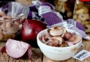Маслята маринованные с луком и кориандром