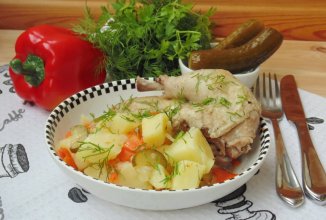Жаркое из куриных окорочков с маринованными огурцами