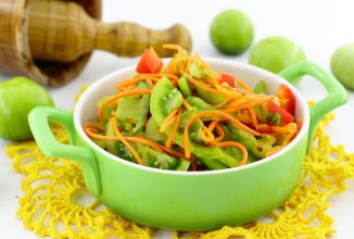 Салат из зелёных помидор по - корейски.