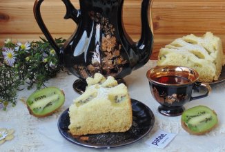 Шарлотка с киви в мультиварке