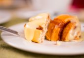 Воздушные булочки с корицей и сливочным кремом