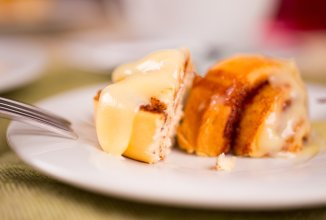 Воздушные булочки с корицей и сливочным кремом