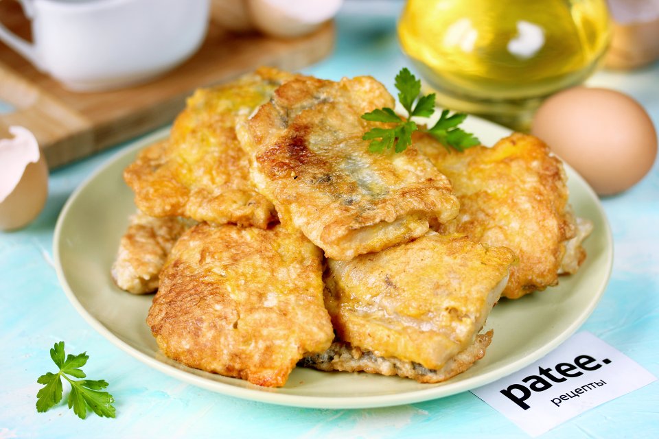 Как пожарить рыбу в яйце. Рыба в муке и яйце на сковороде. Как пожарить рыбу в яйце. Филе минтая жареное. Минтай жареный на сковороде фото.