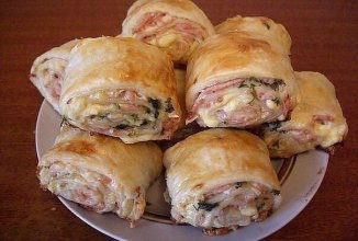 Рулетики из слоеного теста с колбасой и сыром
