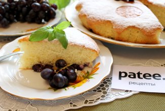 Шарлотка бисквитная с виноградом