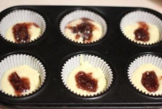 Мафины с малиновым вареньем