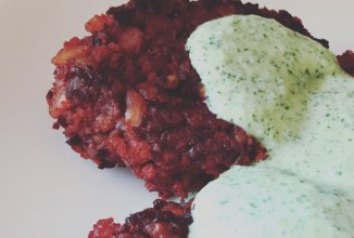 Котлеты из фасоли, свёклы и грецкого ореха с греческим соусом.