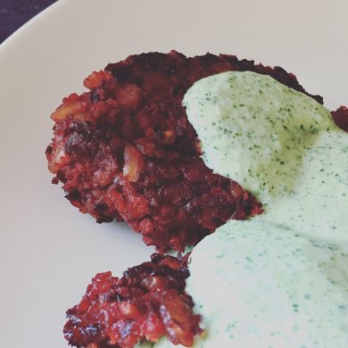 Котлеты из фасоли, свёклы и грецкого ореха с греческим соусом. - Шаг 5