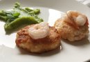 Морские котлеты из крабового мяса и креветок.