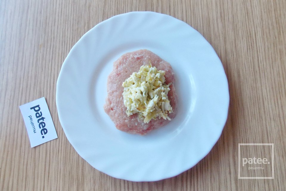 Мясные зразы с маринованными огурцами - Шаг 14