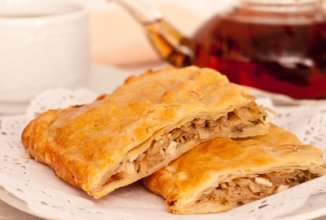 Капустный пирог из слоеного теста.