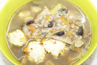 Гречневый суп с шампиньонами и фрикадельками