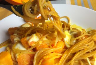 Паста с тыквой и карри на Хэллоуин