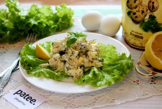 Салат с камбалой