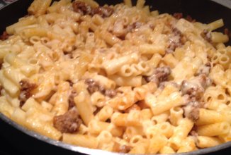 Макароны с говяжьим фаршем и тремя видами сыра