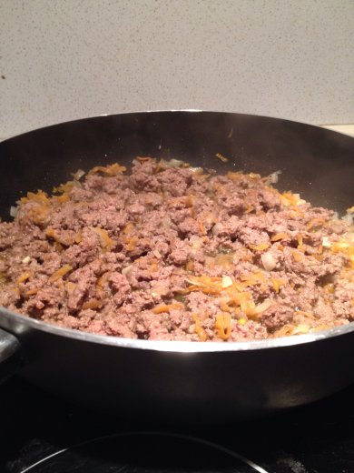 Макароны с говяжьим фаршем и тремя видами сыра - Шаг 1