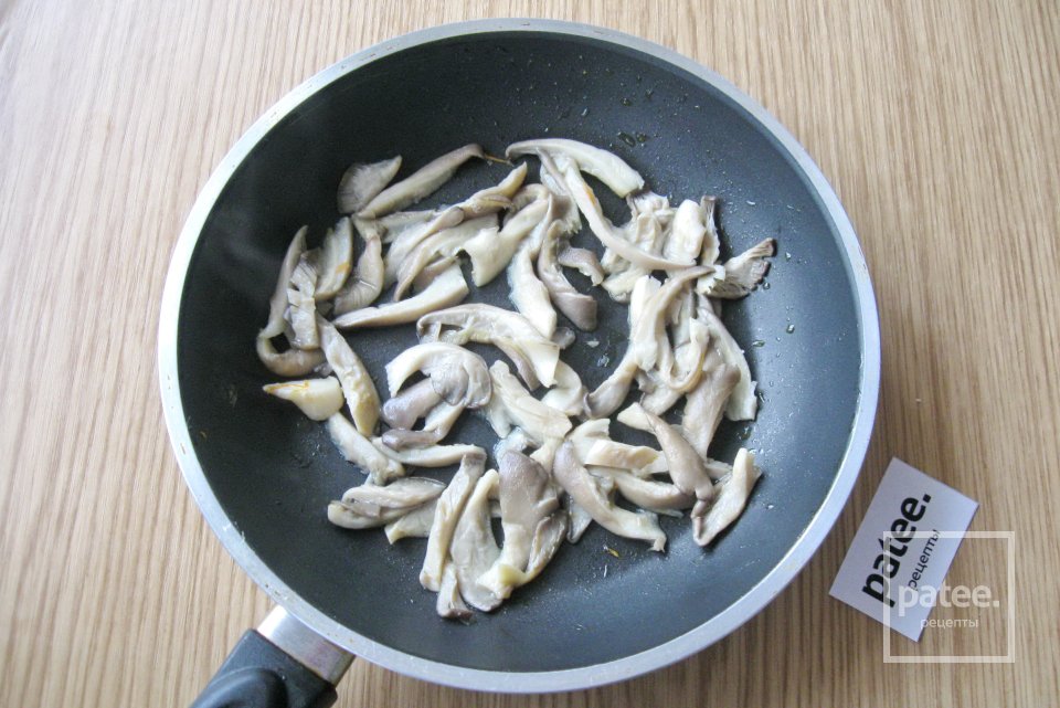 Салат с моцареллой и грибами - Шаг 5