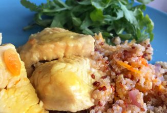 Самая вкусная индейка в соусе из арахиса и кокосового молока с киноа и рукколой