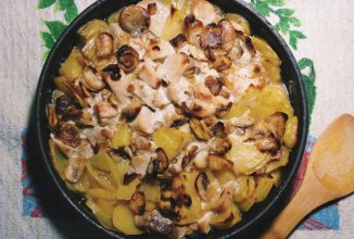 Картошка, запечённая с курицей и грибами