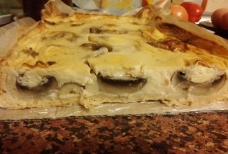 Киш с грибами и перепелиными яйцами