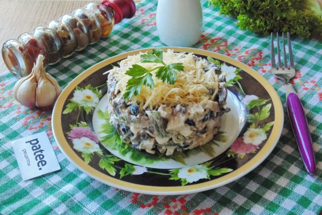 Салат с зеленой фасолью и грибами