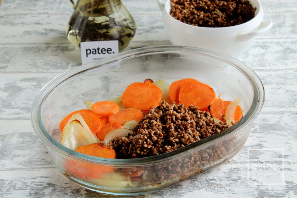 Гречка с куриными бедрами в духовке - Шаг 5