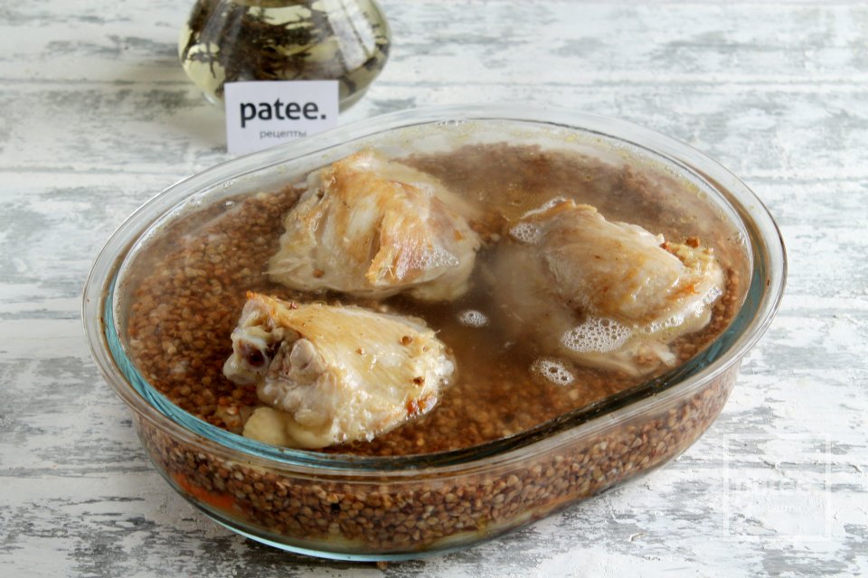 Гречка с куриными бедрами в духовке - Шаг 7