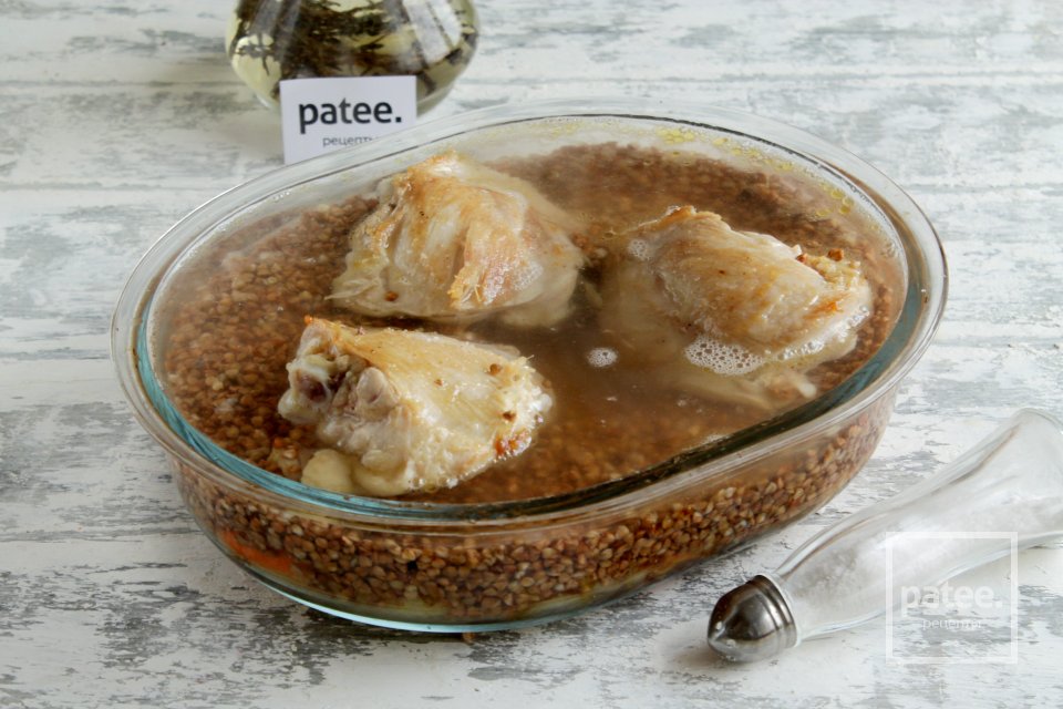 Гречка с куриными бедрами в духовке - Шаг 8