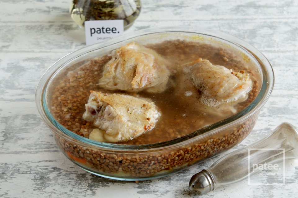 Гречка с куриными бедрами в духовке - Шаг 9