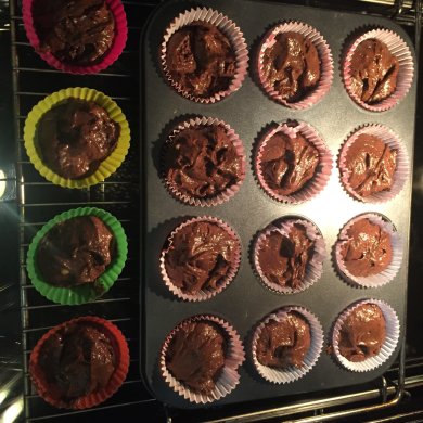 Шоколадные маффины с солёной карамелью . - Шаг 2