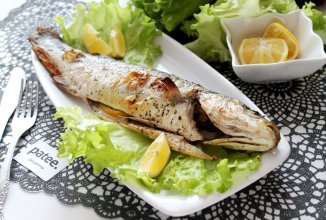 Сибас с итальянскими травами и каперсами в духовке