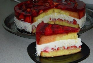 КЛУБНИЧНЫЙ ТОРТ С ТВОРОЖНОЙ ПРОСЛОЙКОЙ