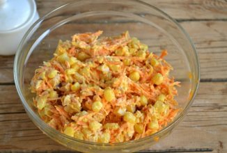 Салат с корейской морковкой и копченой курицей.