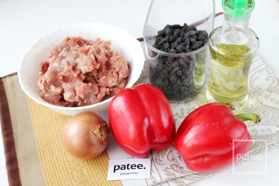Перцы, фаршированные мясом и изюмом - Шаг 1