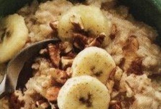 Овсянка с бананами и орехами