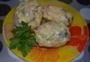 Картофель, фаршированный копченой курицей и овощами под сыром.