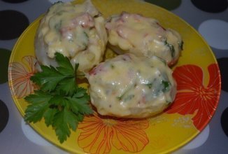 Картофель, фаршированный копченой курицей и овощами под сыром.