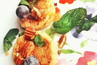 Сырники топлёное молоко с солёной карамелью, мятой и базиликом.