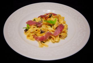 Домашние Тальятелле с шафраном и копченостями