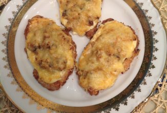 Филе из индейки с грибами в сливочном соусе под сырной корочкой