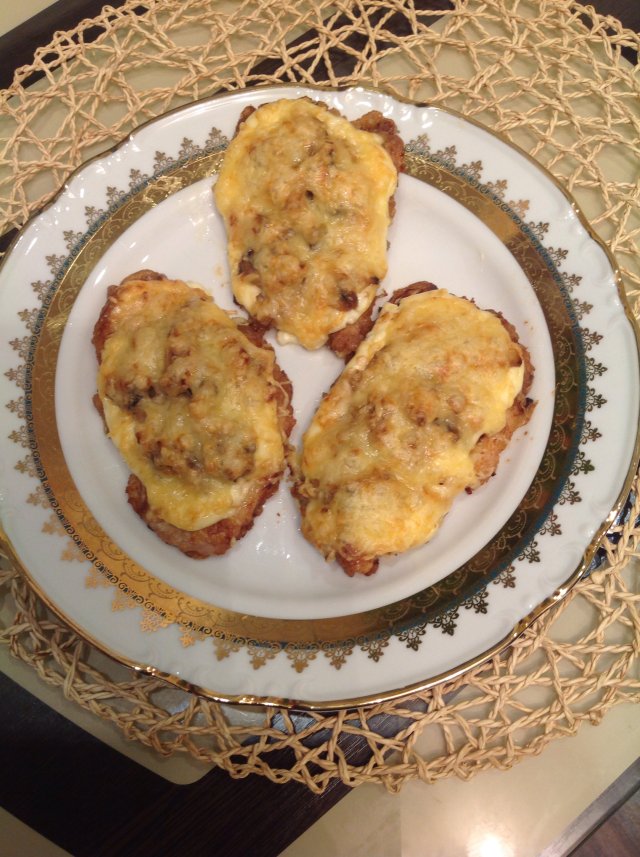 Филе из индейки с грибами в сливочном соусе под сырной корочкой