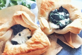 Слоёные булочки с сыром и шпинатом на завтрак