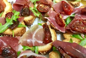 Брускетта с прошутто и вялеными томатами