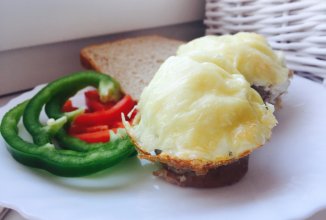 Грибочки из яйца в беконе под сырной шапкой