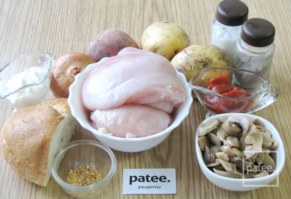 Куриные тефтели с грибами и картофелем в духовке - Шаг 1