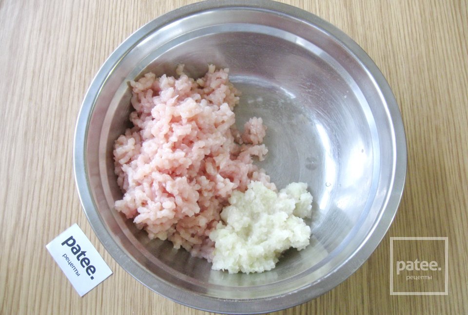 Куриные тефтели с грибами и картофелем в духовке - Шаг 3